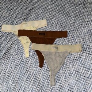 Skims women’s thongs